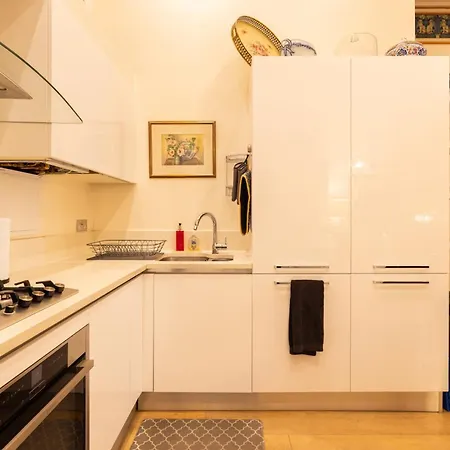 Large 4-bed 8-guests W Patio 1841 House Paddington * 런던