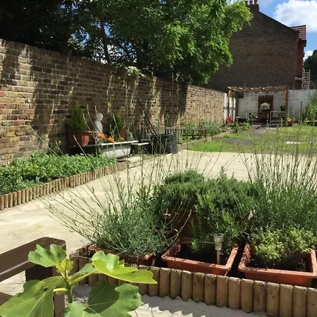 Dancenter Southwark Near Bridge Hotel 3*
