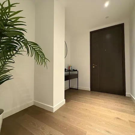 Large Luxury Riverside 2 Bedroom In Battersea Apartment London