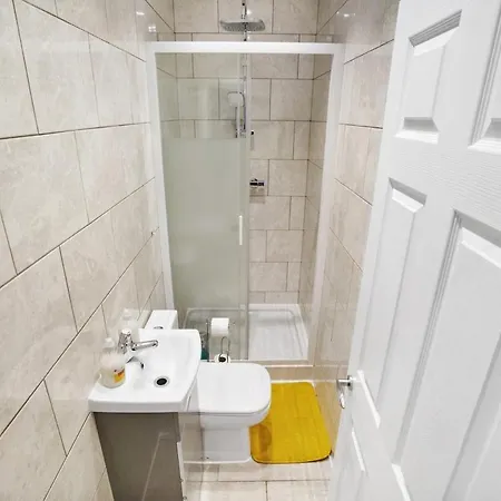 Apartment 7 Bedroom, 3 Bathrooms, Garden, 20 Mins To Centre London