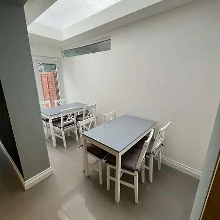 Apartment 7 Bedroom, 3 Bathrooms, Garden, 20 Mins To Centre *