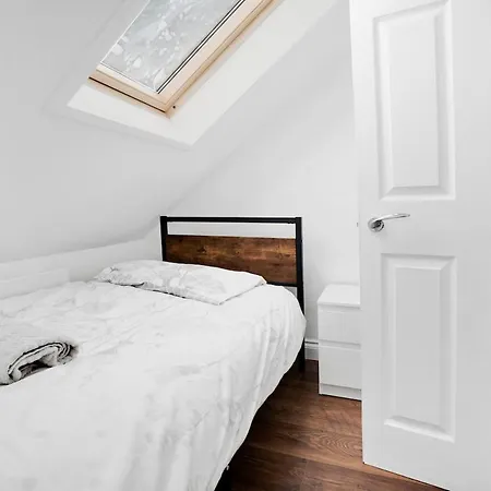 7 Bedroom, 3 Bathrooms, Garden, 20 Mins To Centre