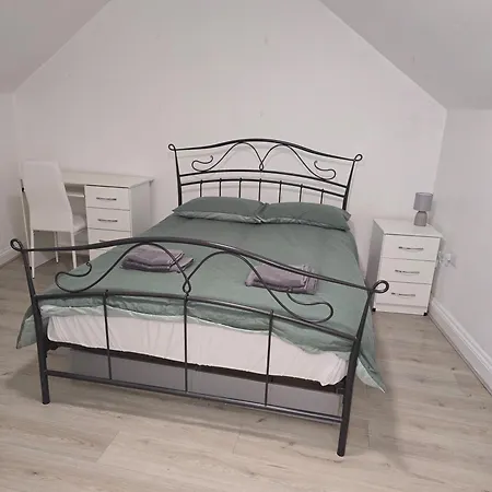 Cr0 Purley Way Serviced