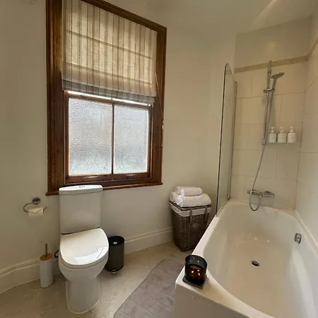 Entire Flat In The Diamond Of Battersea Londen