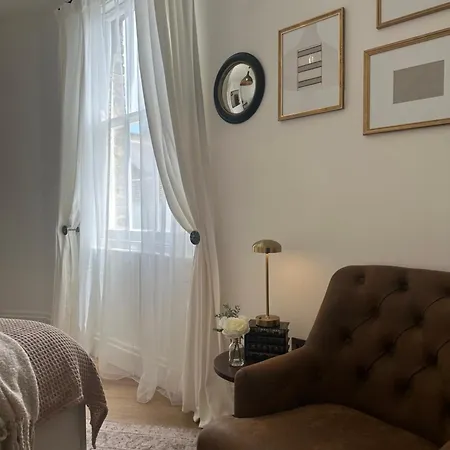 Entire Flat In The Diamond Of Battersea