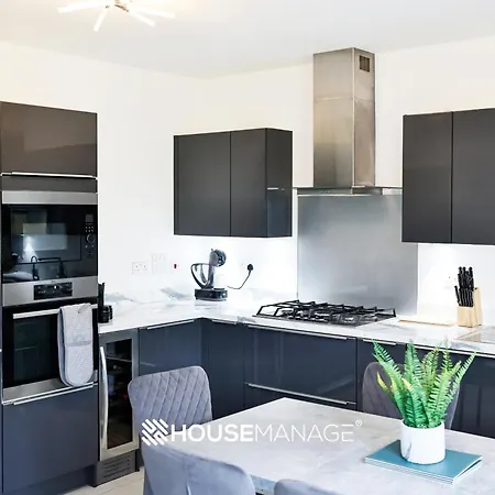 Modern Beautiful 5 Bed -sleeps 13 - Free Parking