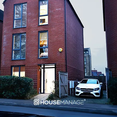 Modern Beautiful 5 Bed -sleeps 13 - Free Parking Holiday home