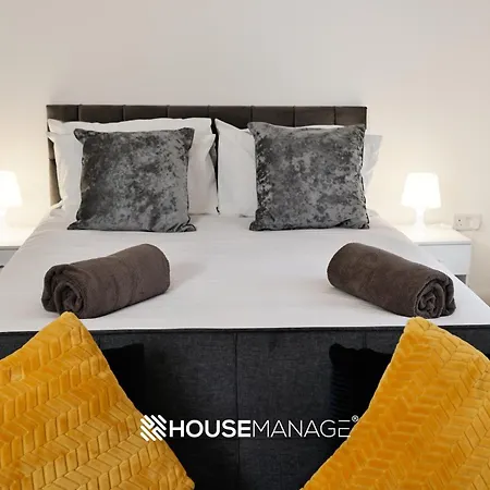 Modern Beautiful 5 Bed -sleeps 13 - Free Parking
