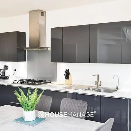 Modern Beautiful 5 Bed -sleeps 13 - Free Parking Holiday home