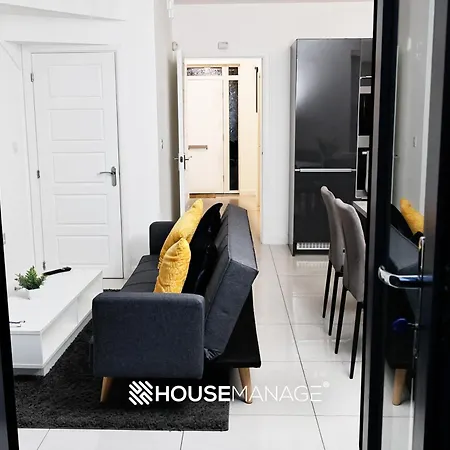 Modern Beautiful 5 Bed -sleeps 13 - Free Parking Holiday home *