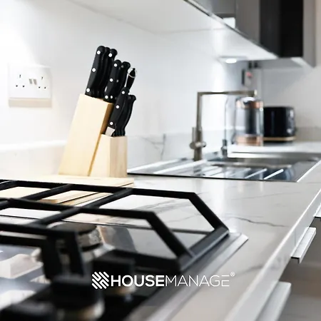 Modern Beautiful 5 Bed -sleeps 13 - Free Parking