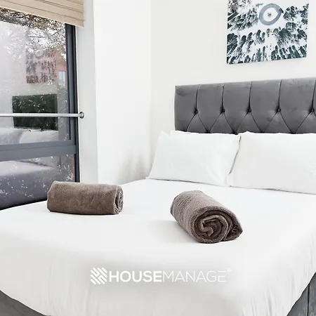 Modern Beautiful 5 Bed -sleeps 13 - Free Parking Holiday home Coulsdon