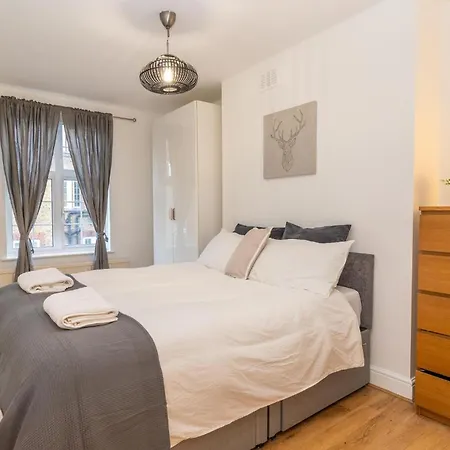 Location! 2 Bed/2bath - Pro Host * Londen