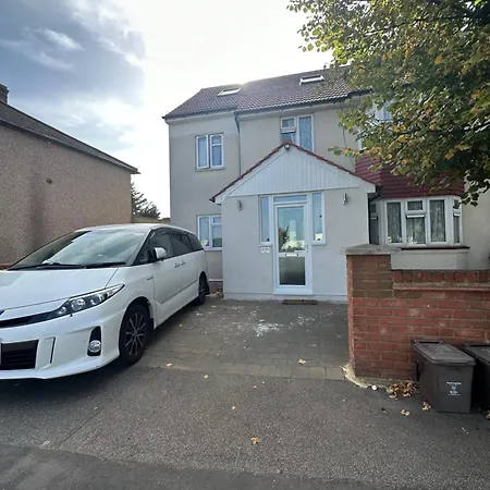 Luxury Ensuite In Crayford Dartford Bexley London With Full Kitchen And Side Garden Alleyway Entrance
