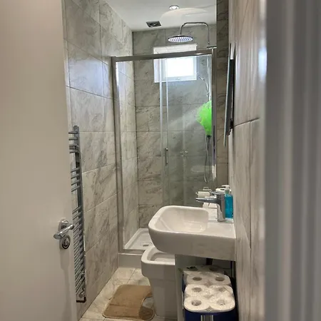 Luxury Ensuite In Crayford Dartford Bexley London With Full Kitchen And Side Garden Alleyway Entrance * Erith
