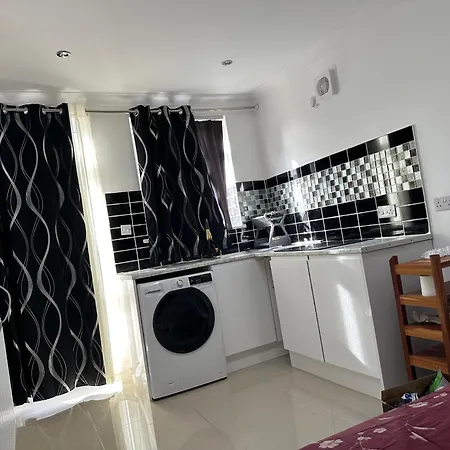 Luxury Ensuite In Crayford Dartford Bexley London With Full Kitchen And Side Garden Alleyway Entrance ゲストハウス