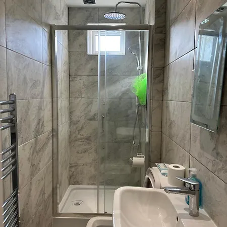 ゲストハウス Luxury Ensuite In Crayford Dartford Bexley London With Full Kitchen And Side Garden Alleyway Entrance