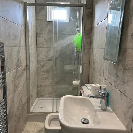 Luxury Ensuite In Crayford Dartford Bexley London With Full Kitchen And Side Garden Alleyway Entrance ゲストハウス Erith