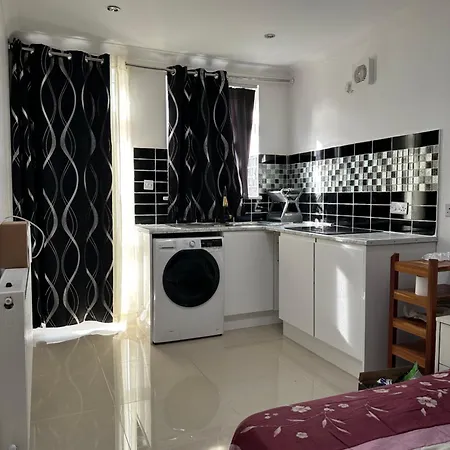 Luxury Ensuite In Crayford Dartford Bexley London With Full Kitchen And Side Garden Alleyway Entrance ゲストハウス Erith
