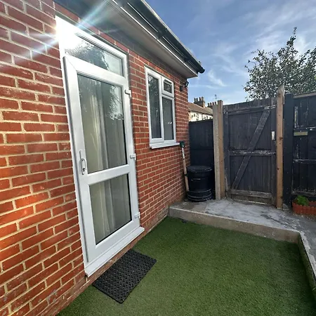 Luxury Ensuite In Crayford Dartford Bexley London With Full Kitchen And Side Garden Alleyway Entrance *