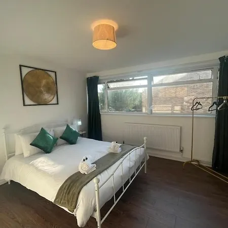 Spacious Townhouse Holiday home South Norwood