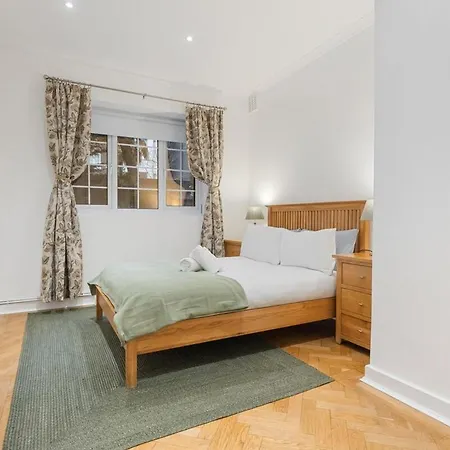 Trendy South Kensington Flat Near Museums & Tube Apartment