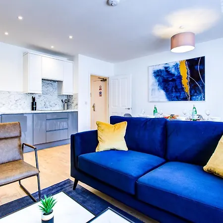 Hybrid Resi - London, Near Richmond - Wimbledon Apartment *