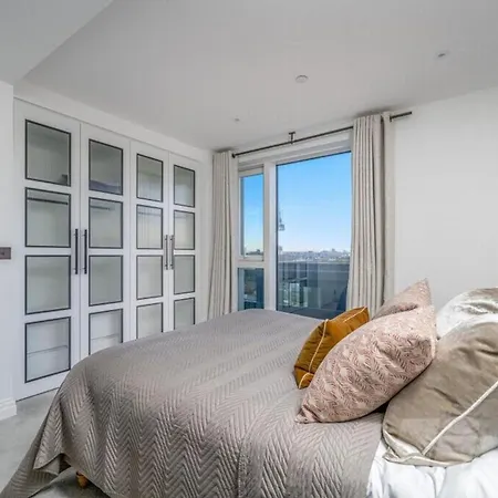 Tower Retreat - Modern 2 Bedroom *