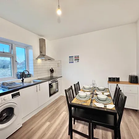 Convenient 2-bed 30min To *