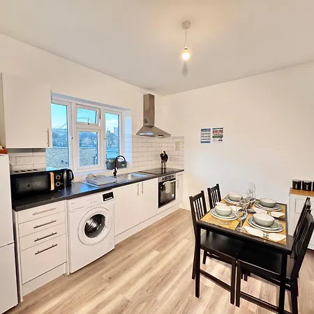 Convenient 2-bed 30min To London