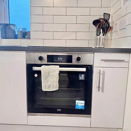 Convenient 2-bed 30min To * London