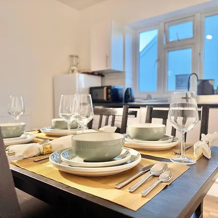 Convenient 2-bed 30min To