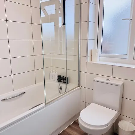 Convenient 2-bed 30min To * London