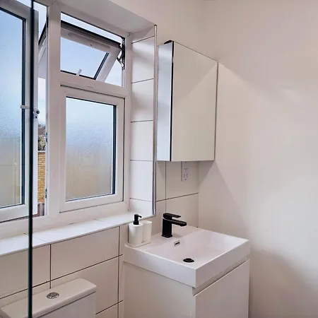 Convenient 2-bed 30min To * London