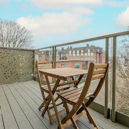 Spacious 2br With Balcony In Camberwell * Londen