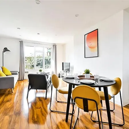 Spacious 2 Bed Duplex - Zone 1 - Workspace Apartment *
