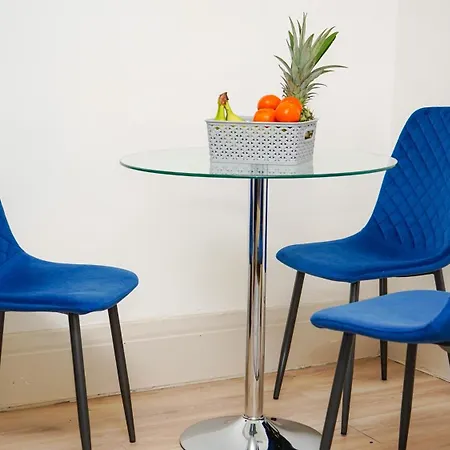Apartment Charming Retreat London
