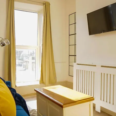 Apartment Charming Retreat London