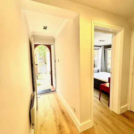 Private And Modern One Bed Gated Flat *