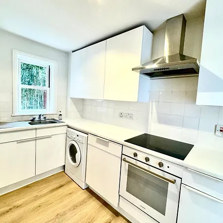 Private And Modern One Bed Gated Flat לונדון