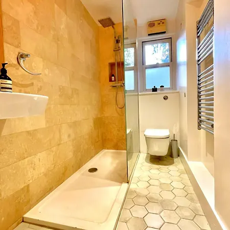 Private And Modern One Bed Gated Flat * לונדון