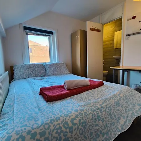 Homestay Large House In London's Trendiest Area *
