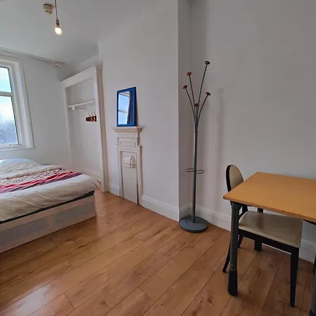 Homestay Large House In London's Trendiest Area London