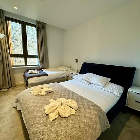 Paddington Luxury 2br 2ba Balcony Apartment London