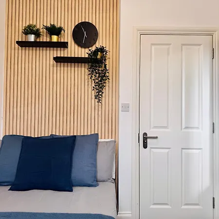 Convenient 2-bed 30min To Apartment