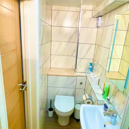 2 Bed Studio-free Parking-pet Friendly-garden *