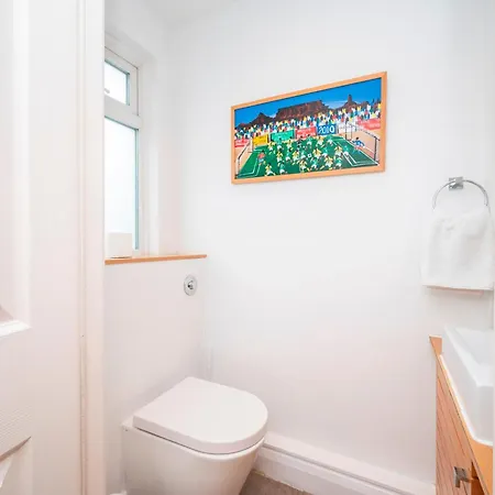 Pass The Keys Spacious 2br W Free Parking Patio Near Tube Nyaraló *