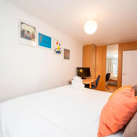 Pass The Keys Spacious 2br W Free Parking Patio Near Tube Nyaraló *
