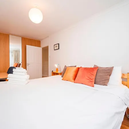 Pass The Keys Spacious 2br W Free Parking Patio Near Tube Nyaraló