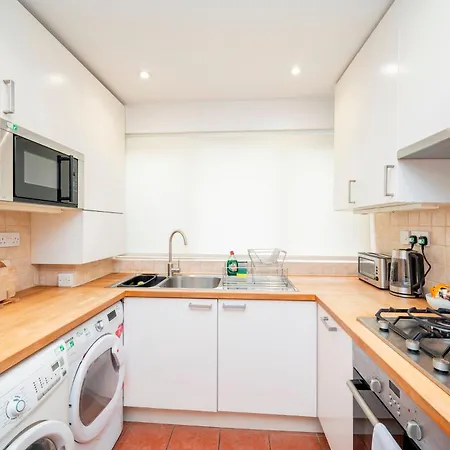 Pass The Keys Spacious 2br W Free Parking Patio Near Tube Nyaraló *